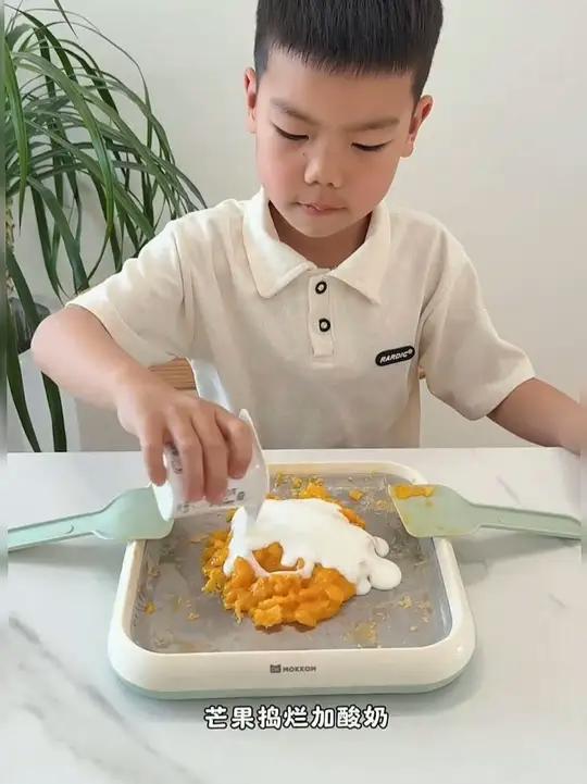 听说这个炒冰机是小朋友夏天的真爱!孩子在家可以自己diy各种水果炒酸奶,吃着干净又卫生