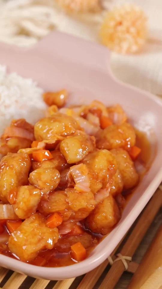 救命!谁懂啊!鳕鱼居然和糖醋是天作之合!外皮炸得酥到掉渣,咬开里面是嫩到会爆汁的粉色鱼肉,