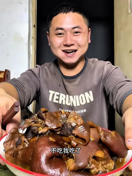 来看一个普通打工人下班的快乐 下班了,整点护心肉、小猪皮,拌个小凉菜,包点饺子,简单吃点喝