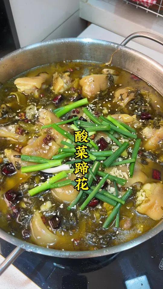 这样炖的酸菜蹄花酸香开胃,蹄花耙糯不腻,汤也很好喝!