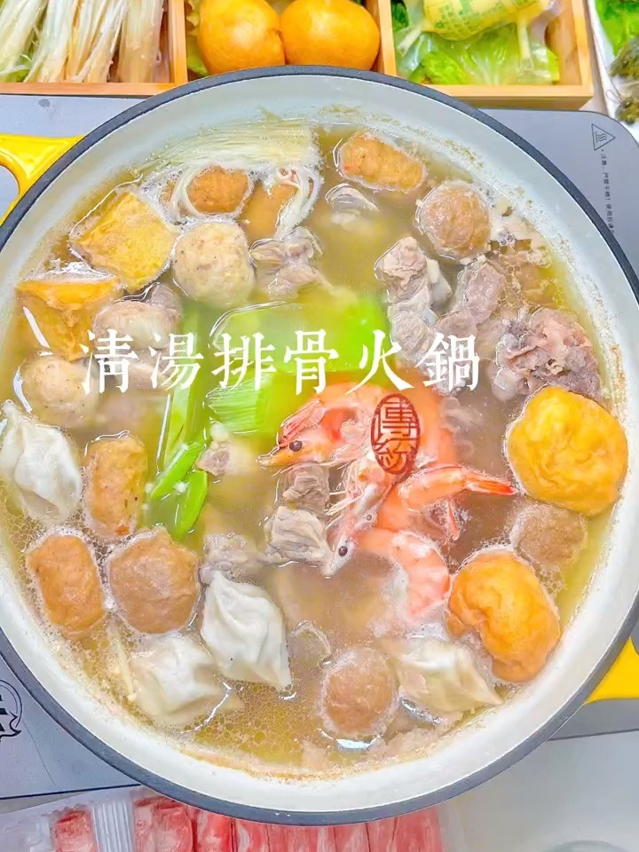 自制清汤排骨火锅热气腾腾的烟火气