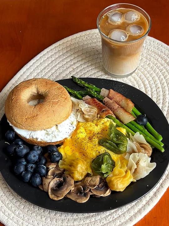 春日元气一盘端芦笋培根卷肉燕滑蛋早餐盘