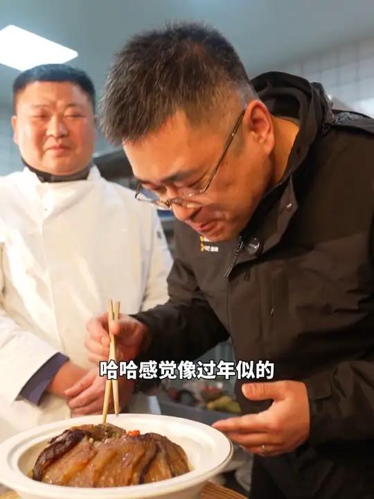 安化纸包腊肉，小火冷烟，高炕慢熏九十天，肥而不腻，味道正宗