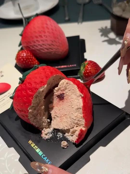 谁懂啊!2026的第一口甜是草莓蛋糕给的 粉粉嫩嫩超治愈,新年的好心情全靠它～#法式蛋糕让