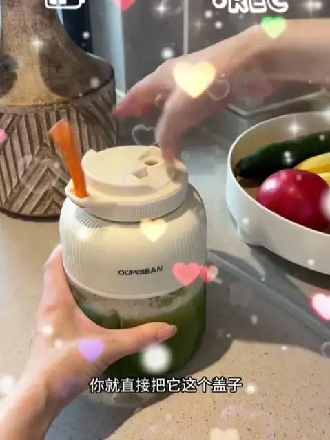胡萝卜苹果番茄，简直就是神仙搭配！饭前喝一杯不但让你皮肤细腻白皙还能补充维C，榨汁机榨的很