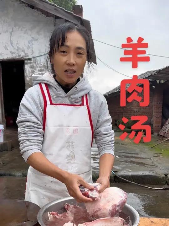 美味羊肉汤 天气转凉,围坐小院,炖一锅羊肉汤,热气腾腾,暖胃更暖心。rural vibes