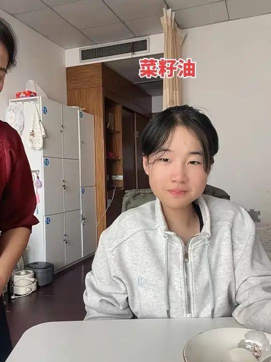 贵州鲜榨菜籽油,配料干净。炒个菜特别的香