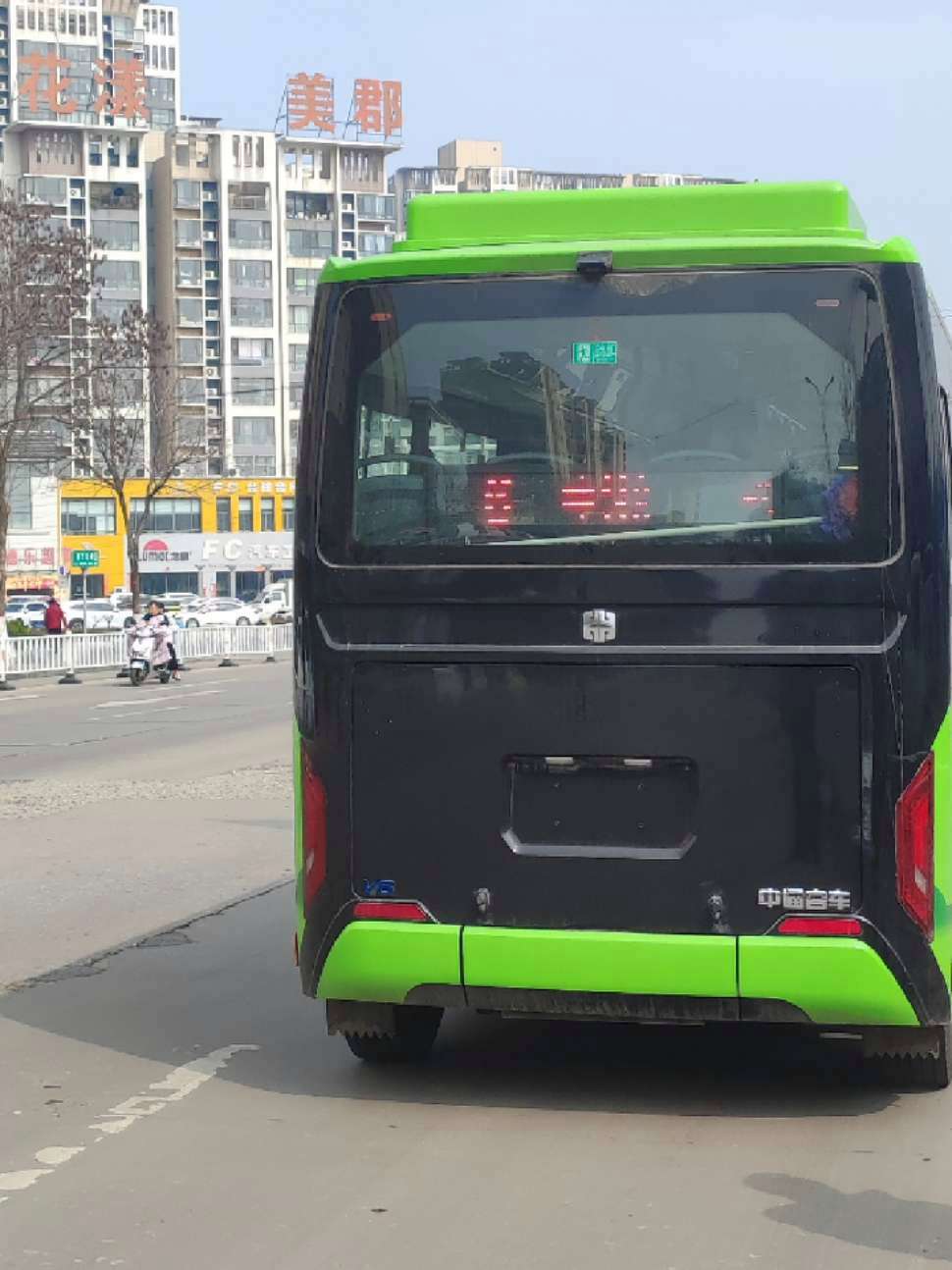 大河南唐河网红没挂牌照的公交车,一个人乘坐6路几十万电动免费汽车#用歌声记录旅途风景