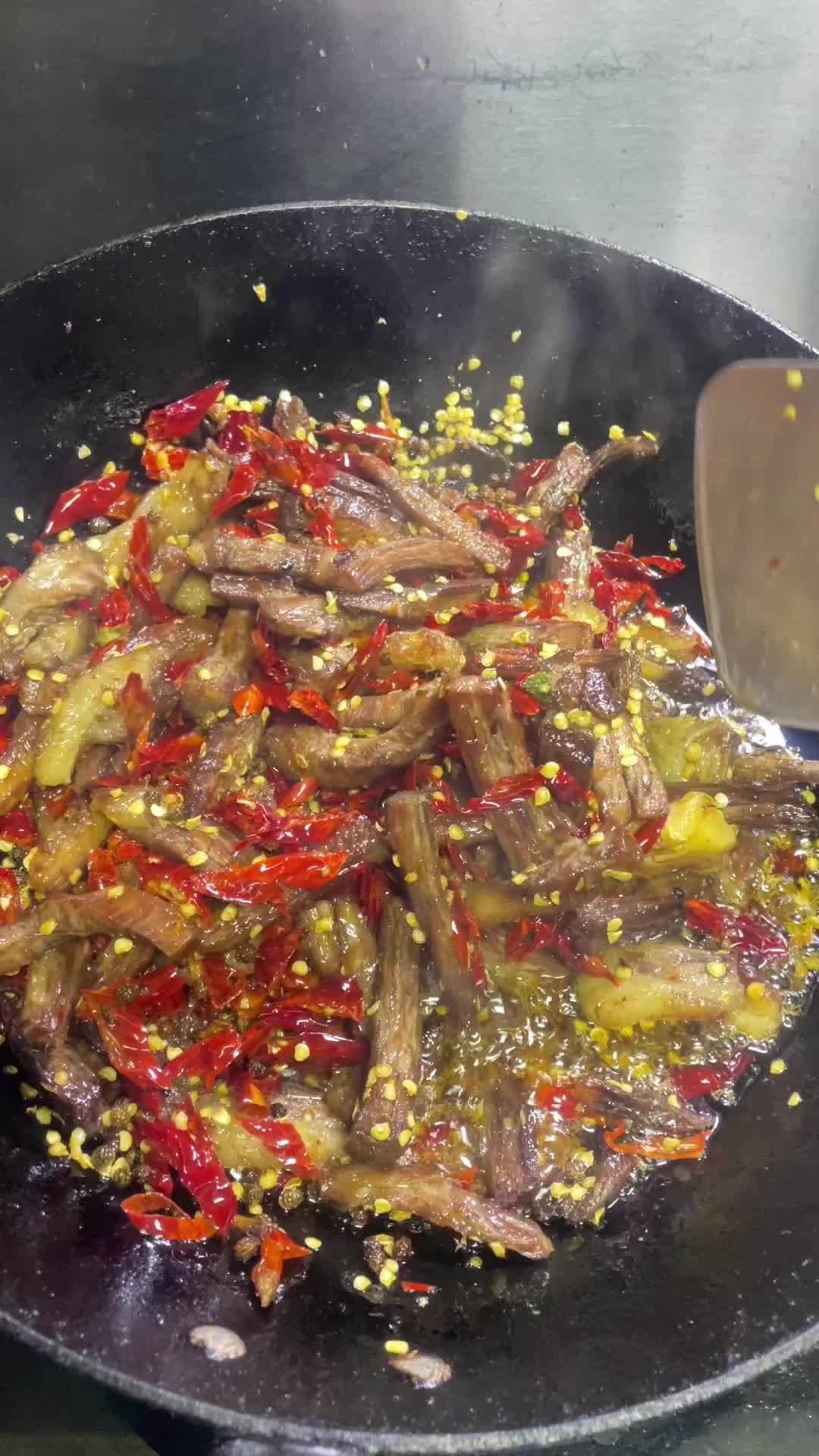 打游戏是为了玩,做菜是嘴巴馋。该说不说拿肥牛做好香 麻辣牛肉