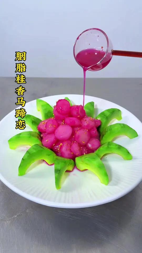 夏日解暑小凉菜。马蹄和甜瓜。也能做出酸甜可口有造型的创意美食