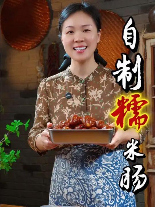 姐妹们注意看,把糯米倒进肉末里拌一拌,出锅就是一道学校排队都要买的烤肠,软糯香甜,我家大人