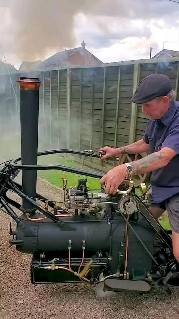 蒸汽摩托车搭配老爷车，复古造型真帅