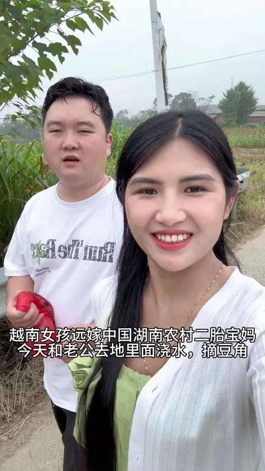 地里面的菜可以吃了,今天带老公看看我的劳动成果,也让她体验一下种菜的艰辛