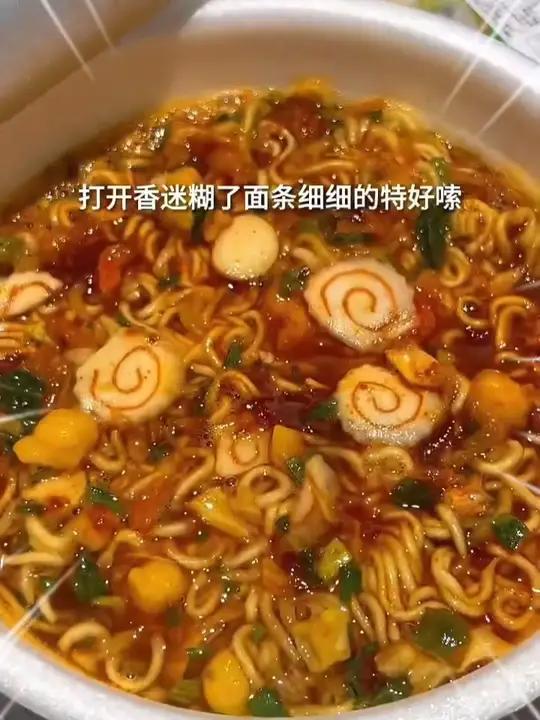 农心韩国原装进口,牛肉碗面浓郁醇厚,泡菜小碗面酸辣爽口。纯正韩式风味,带你领略异国美食魅力