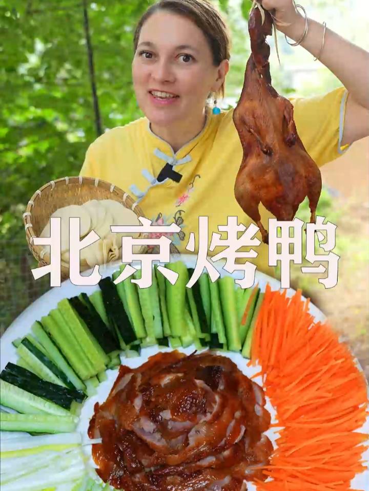 今天看看我这个外国媳妇,怎么用饺子皮做成北京烤鸭同款春卷皮的