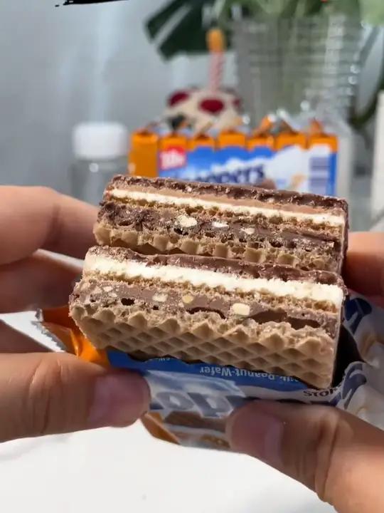 榛子酱芯巧克力威化,厚厚的夹心榛子碎,无水奶油巧克力威化,一口下去香浓酥脆,巨好吃