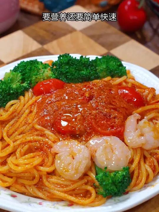 孩子的早餐要换着花样做,试试这个经典番茄肉酱意面,浓郁的酱汁 大人孩子都爱吃