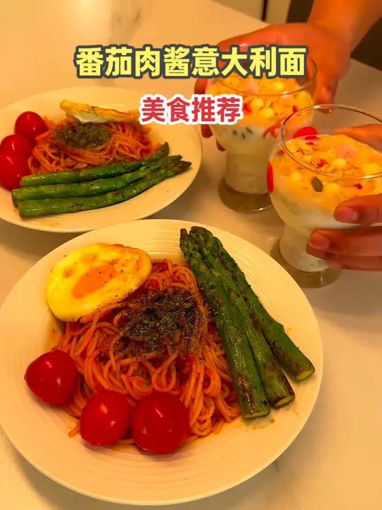 好看又好吃的虾仁蒸蛋,搭配一份酱汁浓郁的番茄肉酱意面,一上桌就光盘!虾仁蒸蛋儿童意面早餐吃