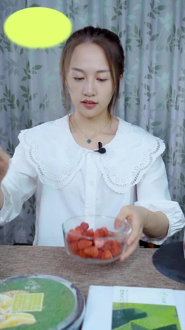 草莓脆夹心巧克力，同事都说好吃，零食推荐！