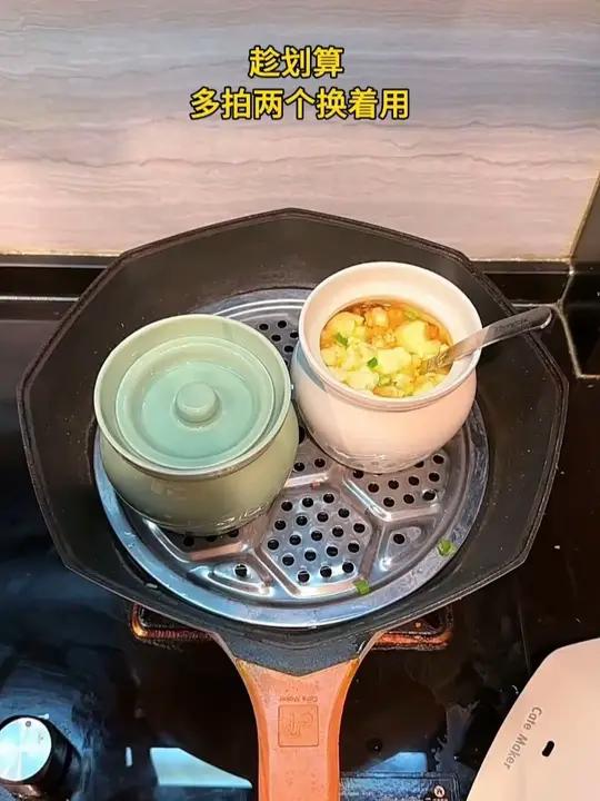 用瓦罐炖出来的鸡蛋羹又嫩又丝滑,给布丁一样,简单好吃又营养,孩子可喜欢吃了!瓦罐鸡蛋羹