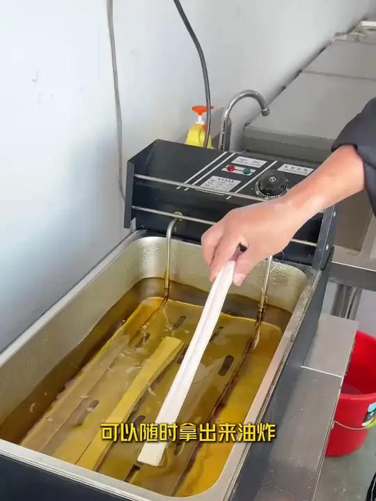 一台机一小时能做4-5袋面,速冻后是速冻油条了