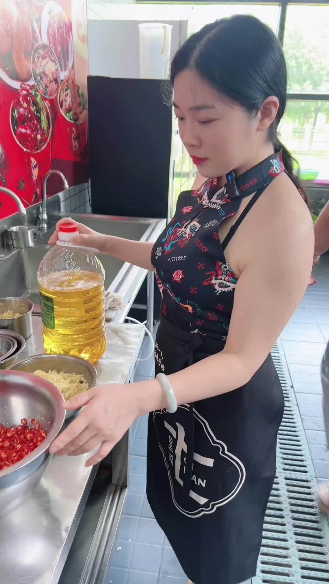 我是小翠,在武汉做早餐十几年了。每天都有实操课,自己动手制作 店面选址 门面设计装修 师傅