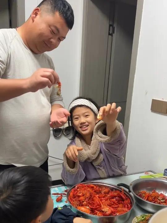 五一假期晨弟又买来很多龙虾,让晨妈给孩子们做了龙虾大餐,八妹小九在外婆家简直不要太幸福了#