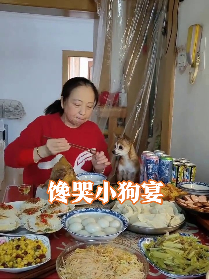 满桌硬菜馋坏小狗，大妈边吃边喂太欢乐
