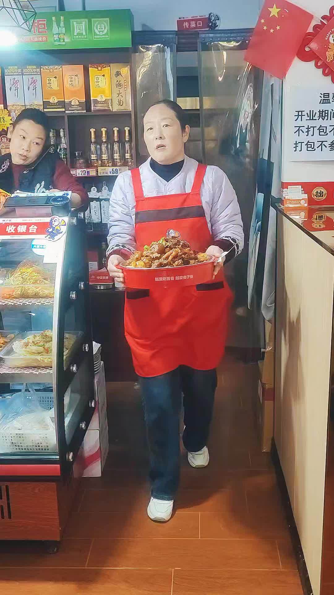 十年掌勺夫妻档，结盟品牌实力强；现炒鸡香飘街巷，傻子张 十年掌勺夫妻档，结盟品牌实力强；现