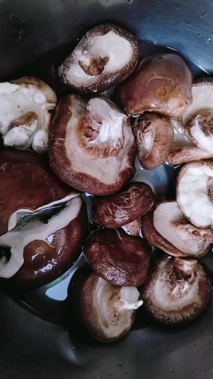 鲜肉小白菜香菇馅饺子做法