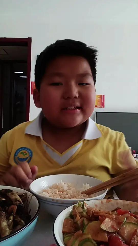 今天我给我孙子做的是西红柿炒角瓜还有炖土豆豆角土豆跟豆角都糊了孩子也没有闲气也是大口的吃
