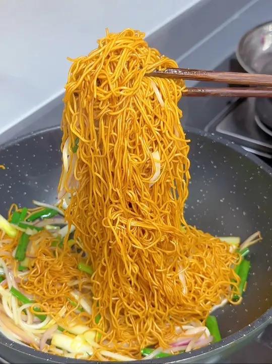 茶餐厅里的豉油王炒面