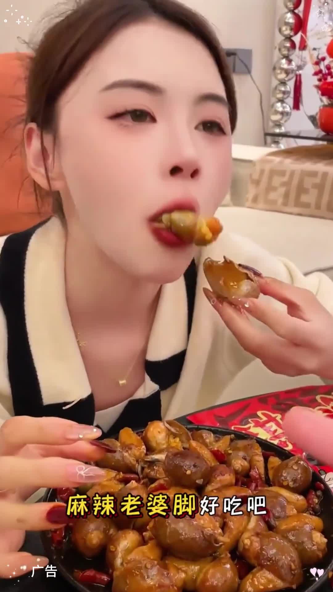 今天又来吃这个麻辣鲍螺了,这个真的超好吃,我一个人就能干掉一袋!它是来自深海的优质鲍螺,吃