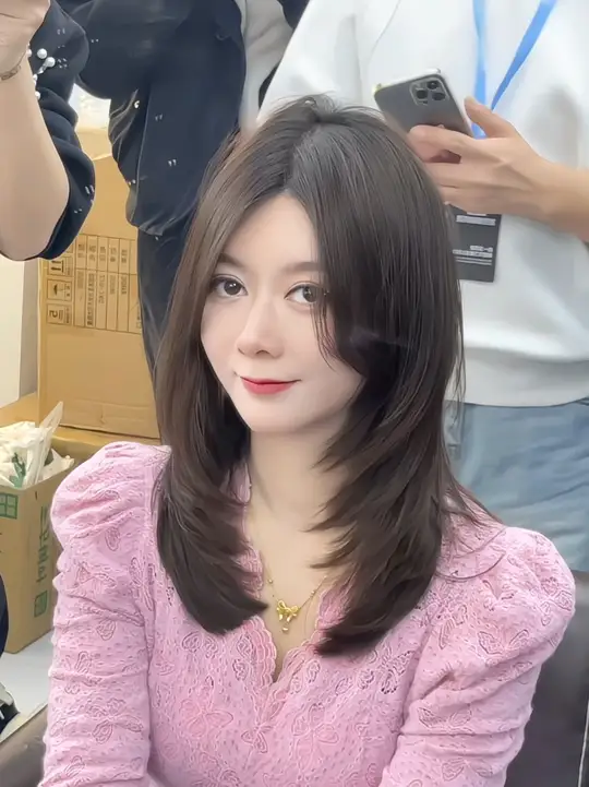 今天给大家分享鱼尾烫的裁剪上杠吹干整个过程，一定要点赞收藏在观看，价值连城