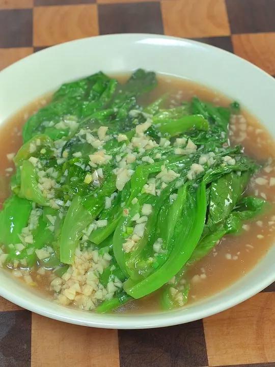 蚝油生菜新做法 很多人在家炒生菜,不是发黑就是不好吃,下次按照我这个方法做简单,好吃还下饭