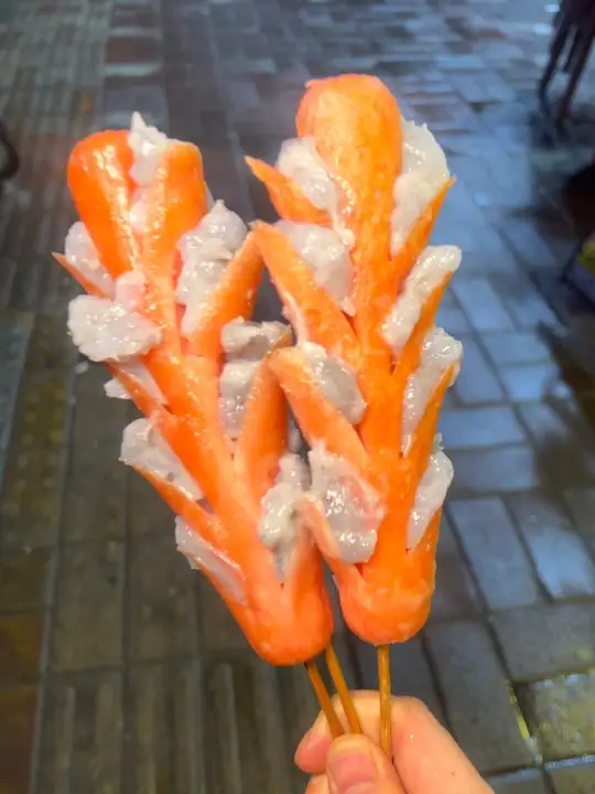 西安美食淀粉肠夹虾滑,你会选择吃吗?