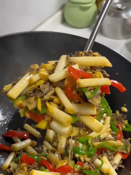 又是一道简单好吃的下饭家常菜,泡藕带炒牛肉,里面的藕带 酸酸辣辣脆脆的,搭配牛肉一起啊,除