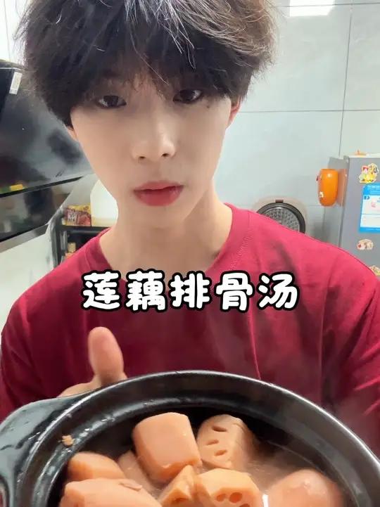 “大家好,本懒的莲藕排骨汤——又粉又懒又随缘!““炖汤秘诀:把高压锅塞进慢羊羊的实验室