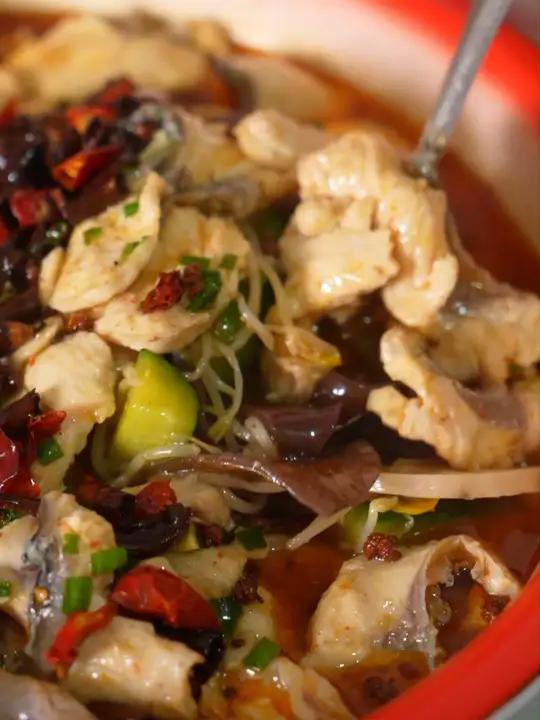 真正的水煮活鱼,还得是现捞的,再用柴火大锅煮出来的才是人间美味