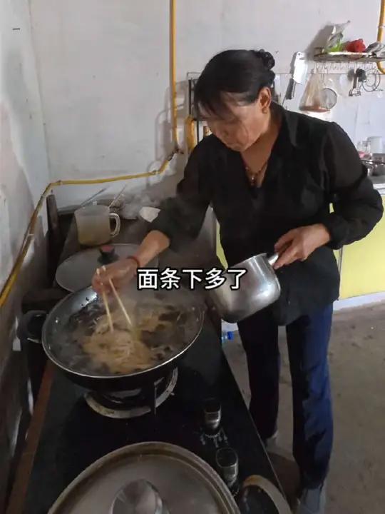 村上何嬢家有点干酸菜,结果一分钱没出,还提了一大堆东西走了,热情又好客,还有就是城里好多朋