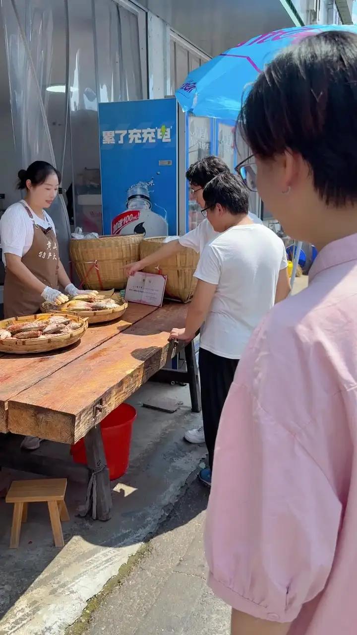 正宗黄山臭鳜鱼,闻着臭吃着香,饭店一条臭鳜鱼的价格,我给你们发三条