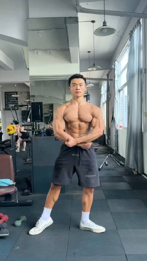 颜值笑容身材满分的肌肉帅哥