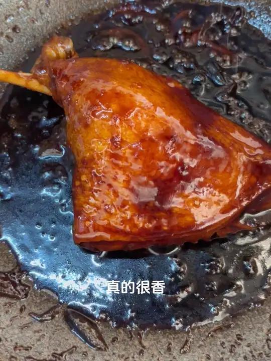 一定要收浓汤汁,冒泡粘稠是关键,真的普通冻鸭做出来也一点不腥,惊艳到我了～
