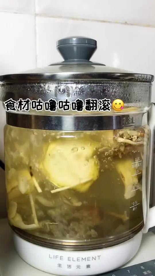 炎热的夏天,煲上一壶广东一年四季都经常喝的 茅根甘蔗雪梨干饮 清甜又下 煲汤