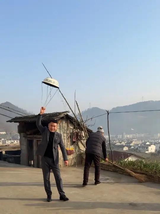旧铁盆生起的火,烧回了儿时的冬天。上学路上提着火盆的温热,火星子蹦跳的模样,都是再也回不去