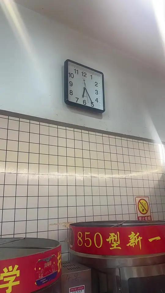 一天的烤鸭销量 天不亮70只烤鸭马上出炉，烤炉不停火连续烤北京烤鸭铁板鸭