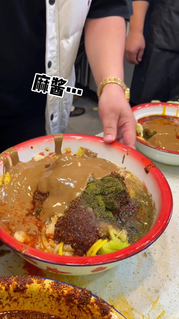 挑战东北干汁大碗麻辣烫正确吃法，这也太上头了！