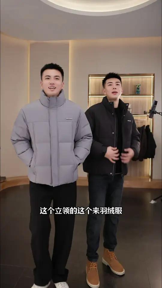 给大家推荐一款立领泡芙羽绒服,内里填充新国标90白鸭绒,含绒量很高,上身轻盈又保暖