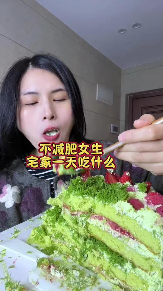 下午好姐妹们,今天吃到了好吃的红糖黄米糕还有迪拜巧克力蛋糕,枣糕泡奶还有火鸡面,太满足
