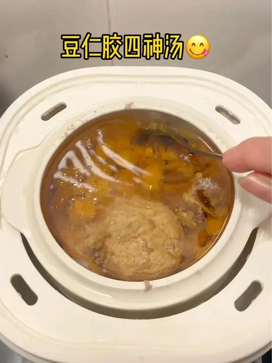 三伏天 不知道给人家煲什么汤的,不妨试试这道四神汤,加了鱼胶的四神汤,汤鲜美味,健啤又营养